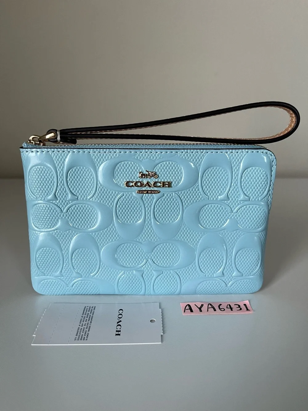 Coach Corner Zip Wristlet In Signature Leather🎈🎈